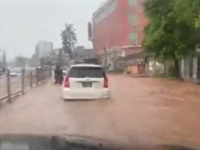 哦豁！缅北突降暴雨，腊戌-登尼公路部分路段严重积水，阻碍车辆通行