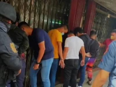 马尼拉市王彬街三名男子因持枪外出被捕