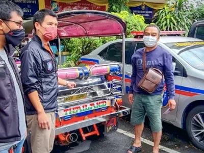 脏话连篇的嘟嘟车司机因在曼谷「敲诈游客」被罚款及教育