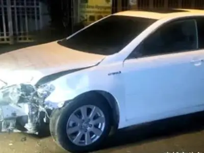 金边一司机撞伤3人后弃车逃逸，挂警察车牌！