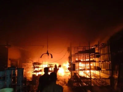 突发！柬埔寨一建材店铺凌晨发生火灾
