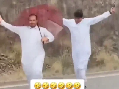 大雨袭击阿联酋部分地区，两位逗逼本地人竟在雨中跳舞