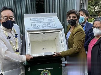 日本向菲律宾卫生部转交新冠疫苗冷链设备