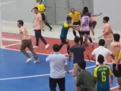 缅甸足球赛决赛突发斗殴，裁判被围殴