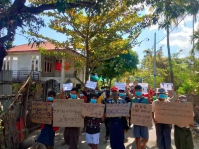 缅甸群众抗议PDF当街杀害一名22岁女教师