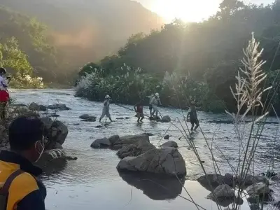 缅北滚弄镇区帕桑村附近的一条河流里发现一具男性遗体