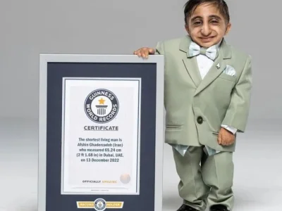 身高仅65.24厘米！20岁伊朗“小”伙在迪拜获得吉尼斯世界纪录