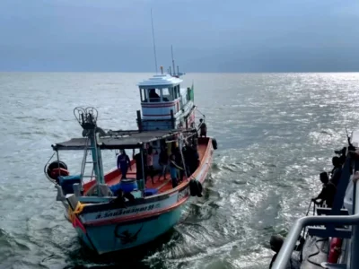 泰国渔船沉没：男子全力拖住3名同伴遗体漂浮30多个小时终获救