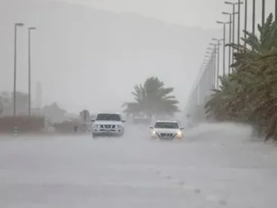 阿联酋各地大雨来袭！路面积水严重