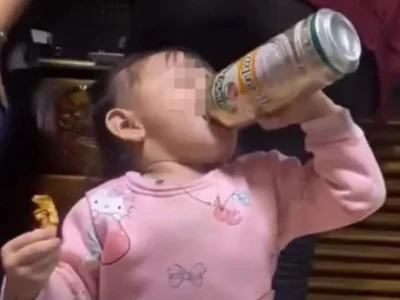 喝酒从娃娃抓起？从小培养“酒鬼”，老挝两岁小女孩酒场碰杯，豪爽一饮而尽