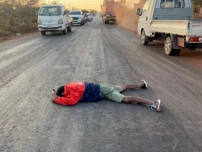 遇到“牛人”了！老挝万象市一男子躺在路中间“呼呼大睡”生死不明，吓坏来往司机！