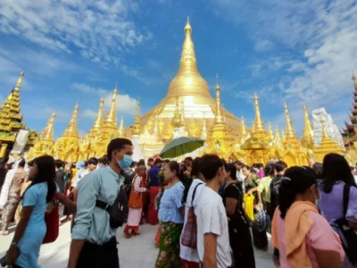 近期，前来缅甸仰光大金塔游玩的国内外游客明显增加
