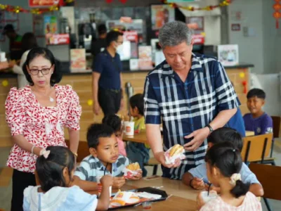 西港省长带孤儿院孩子吃汉堡