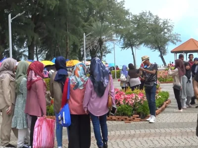 马来游客潮涌入宋卡府萨米拉海滩 地区经济不断振兴