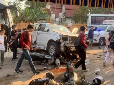 今天早高峰！老挝万象市街头七辆车连环连环相撞，造成八人受伤，现场惨烈！