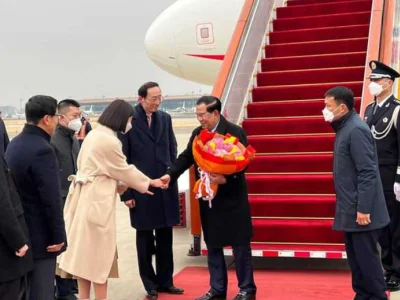 洪森首相率团抵达北京，洪玛耐随行