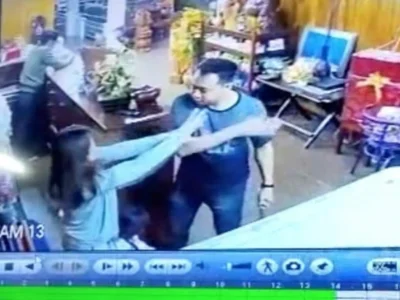 老挝丈夫袒护小三，当着孩子面殴打妻子