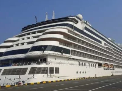 又一艘大型邮轮驻足西港观光，载有600多名外国游客！