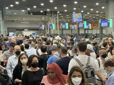 网友吐槽：中国开放后泰国机场被挤爆，外籍游客排队90分钟才过关