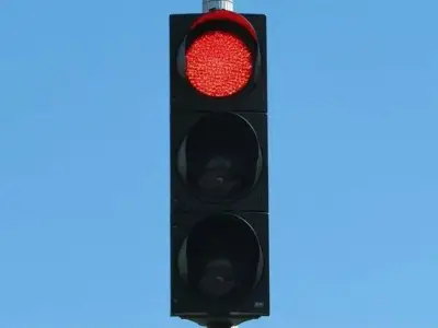 注意！闯红灯将被罚款1000迪拉姆！