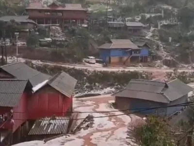 老挝也会下冰雹，把村民房顶都砸穿了