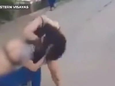 菲律宾怡郎市两女子公园拉扯打架