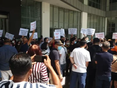 马六甲房产项目疑烂尾，百人举牌抗议发展商“诈骗”