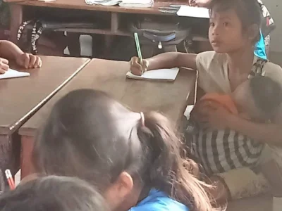 老挝女孩抱着弟弟上课成全班“焦点”，背后原因让人泪目！