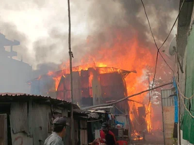 金边一民宅煤气罐爆炸，5间民宅被大火完全吞噬！