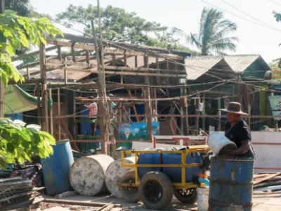 一个小时内拆除700多间违建房！缅甸曼德勒当局用挖机铲平违建房