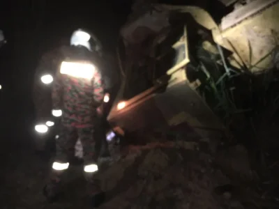 采石场操作挖掘机翻覆，两名外籍男子客死异乡