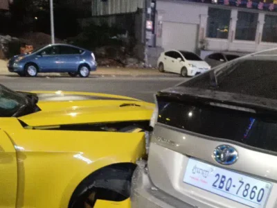 西港一中国女子开跑车酿车祸，立即弃车逃逸！