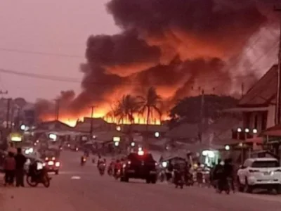 万象省孟能县一市场突发严重火灾，现场火光冲天，浓烟蔓延