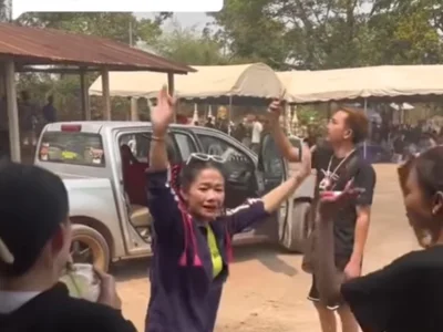老挝小年轻在葬礼播歌跳舞送别离世朋友