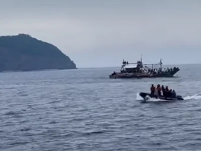 西民都洛一艘渔船被不明船只撞击 40名船员获救