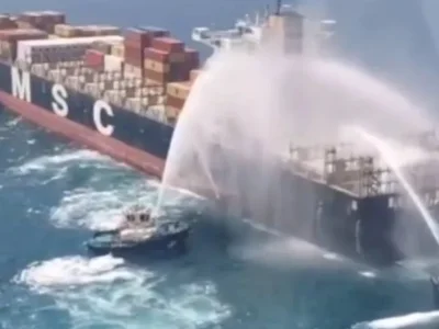 一艘货船在阿联酋海域起火，导致一名船员受伤