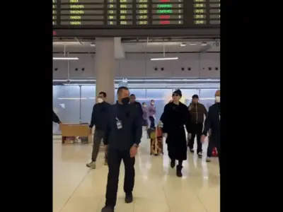 中国明星现身泰国机场，9名警察护送，引网友争议