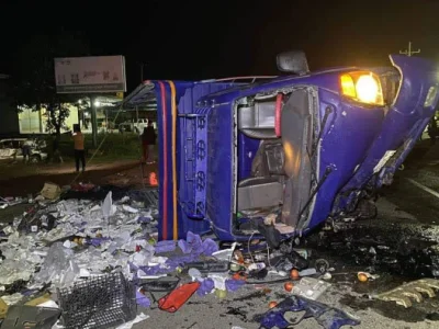 柬埔寨一汽车迎面撞上货车，致4死7伤