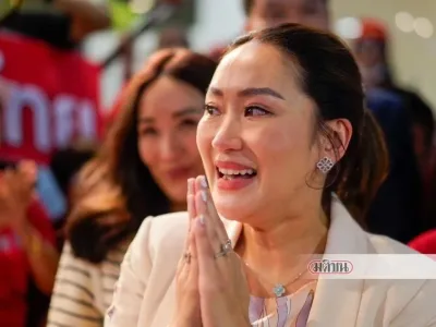 泰国大批红衫军赴为泰党大楼庆生，他信女儿感动落泪