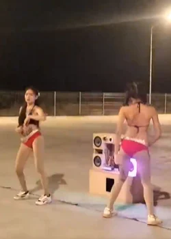 泰国2美女当街大跳性感舞蹈，只为提供免费茶水！