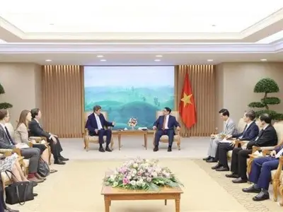 越南总理范明政会见美国总统气候问题特使约翰·克里