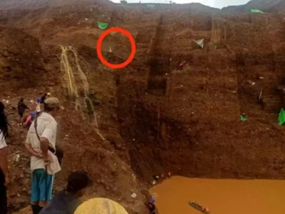 克钦邦帕敢翡翠矿区，有一名男子从高处坠落崖下水塘