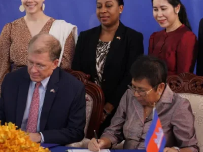 美国归还柬埔寨33件被盗文物