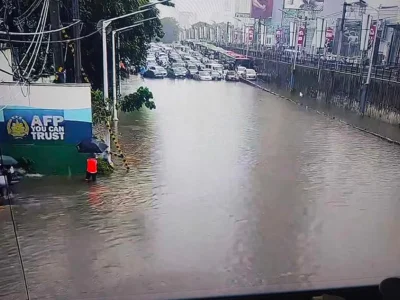 周六早晨大雨导致首都区多条道路瘫痪