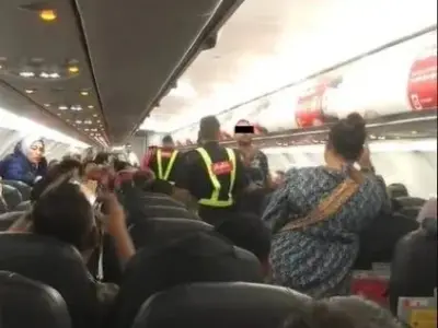 外籍男子喝醉被请下飞机却发飙，乘客怒骂：别浪费时间