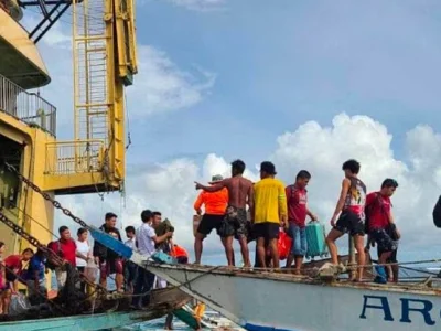 菲律宾一客船搁浅 插上280人全数获救