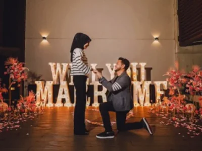 马来女歌手被幸福求婚，网友有话说！“婚前牵手是被禁止的”！